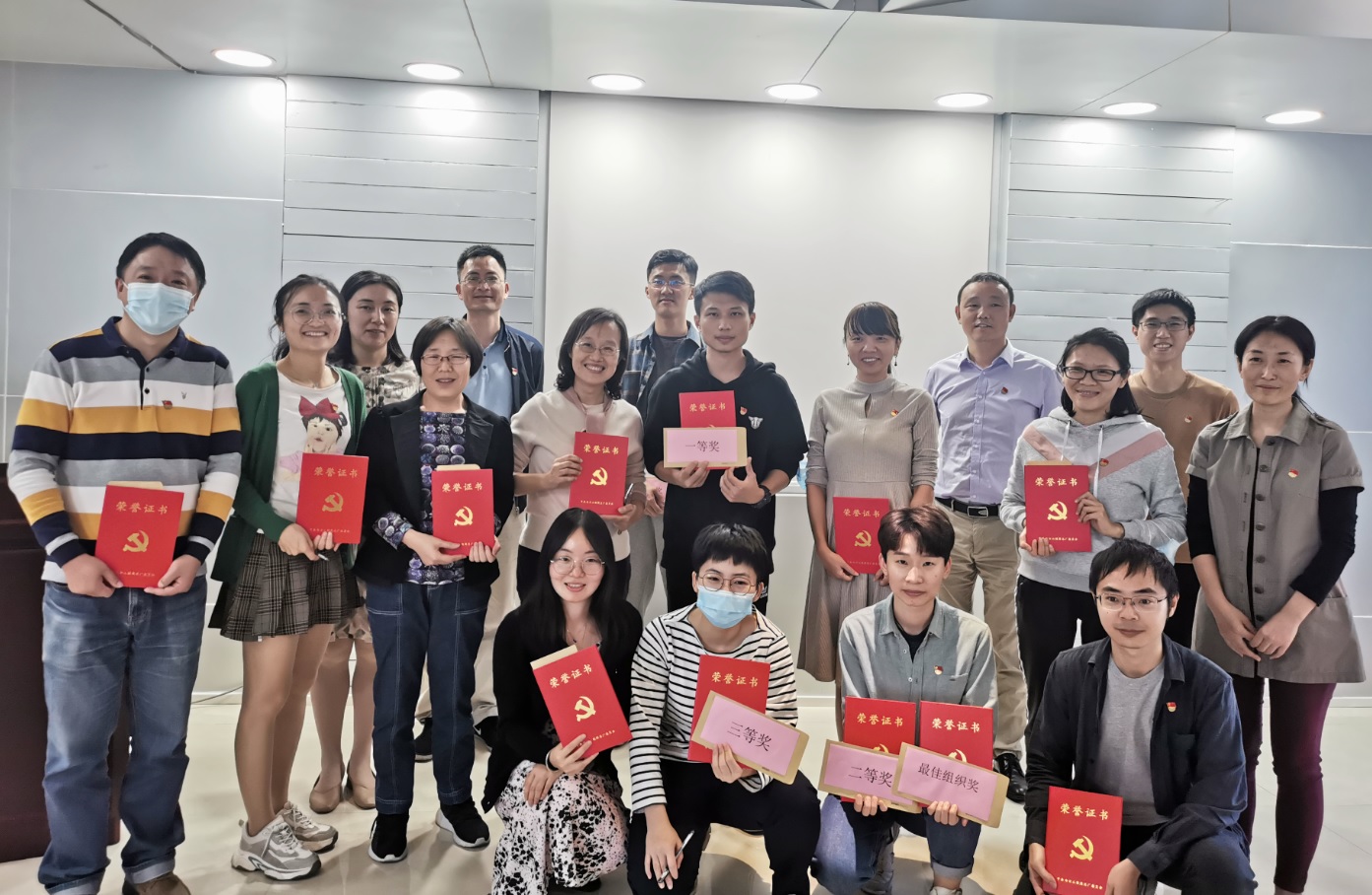 弘扬传统，，，，，，，，书写青春——创新研发中心党支部进杏装硬笔书法”角逐